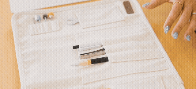 収納バッグに道具をまとめるGIF